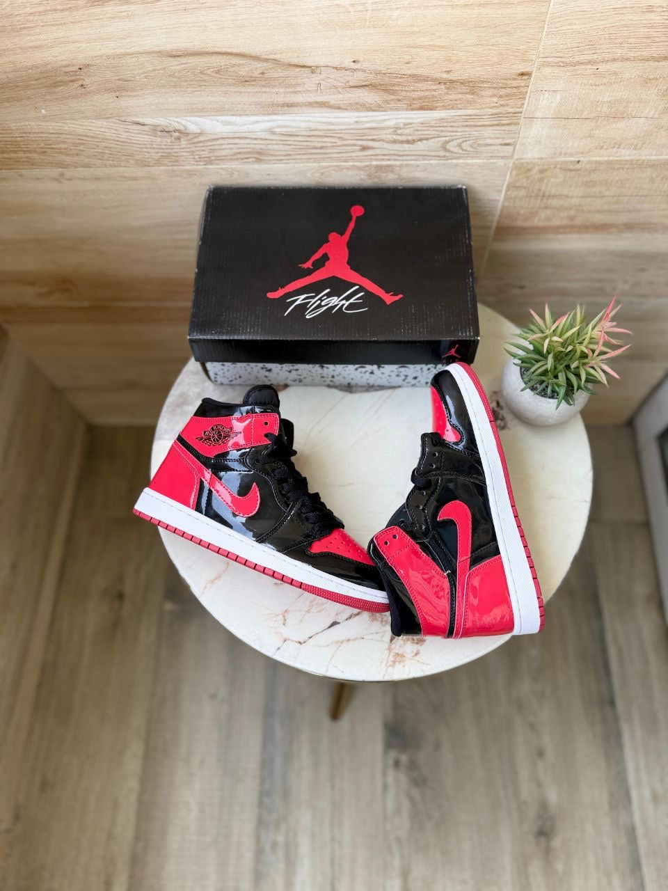 AIR JORDANS RETRO 1 PATENT BRED