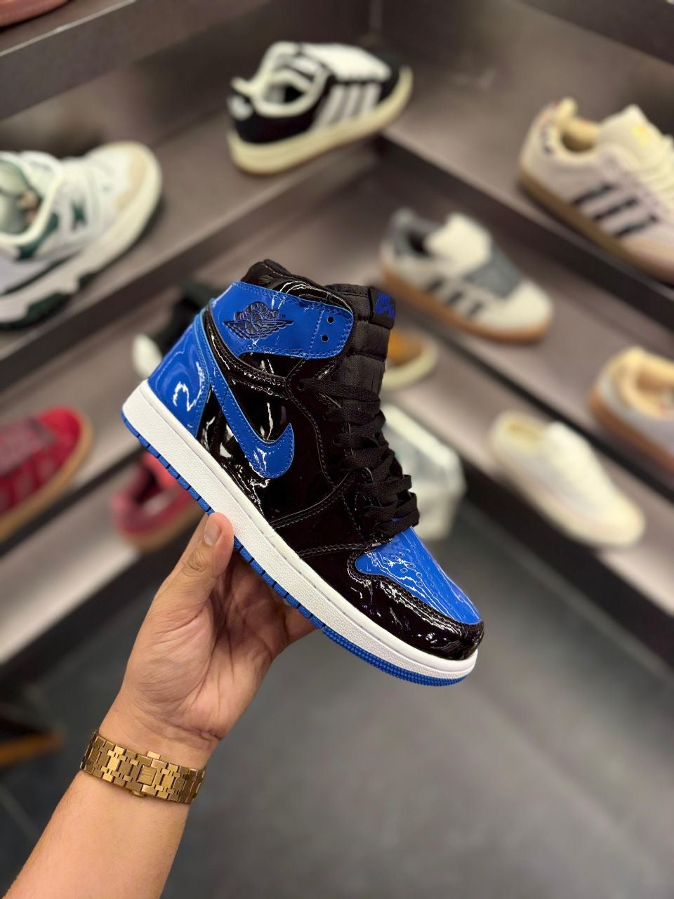 AIR JORDANS RETRO 1 PATENT ROYAL
BLUE