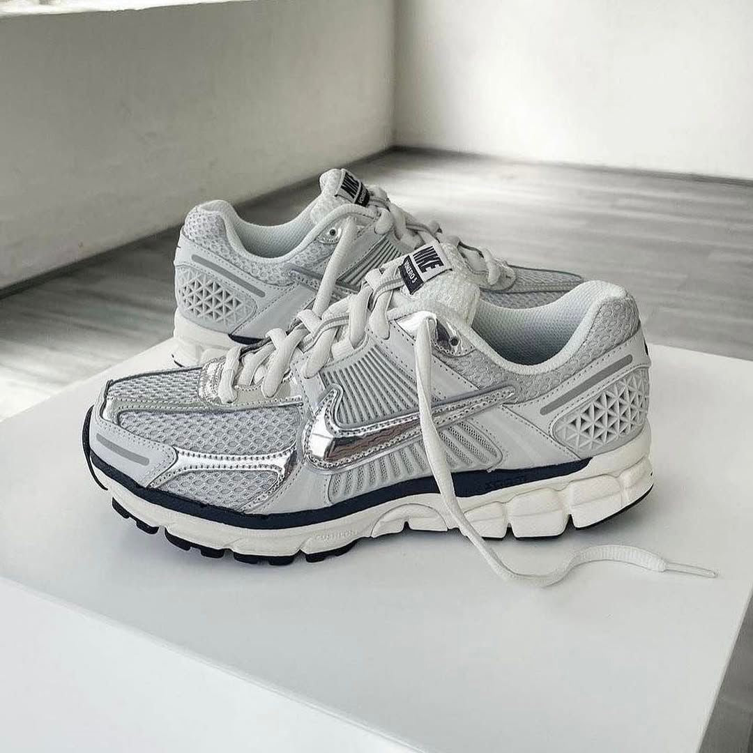 NIKE ZOOM VOMERO PHOTON DUST
SHOWROOM QUALITY