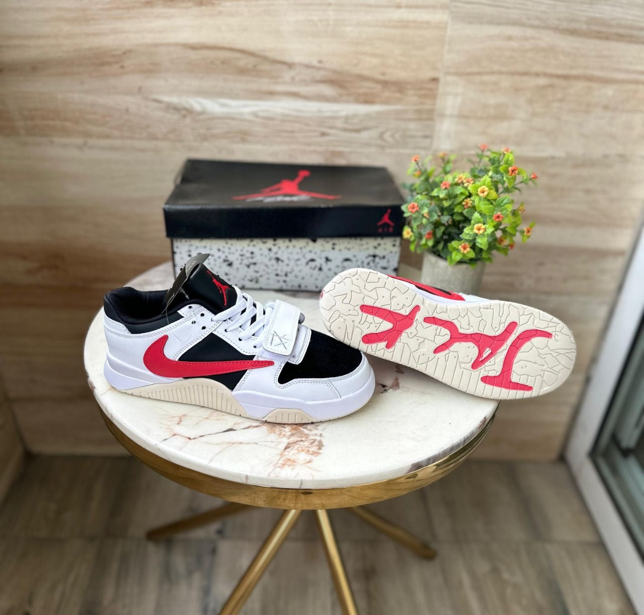 AIR JORDANS RETRO TRAVIS SCOTT CUT
THE CHECK UNIVERSITY RED