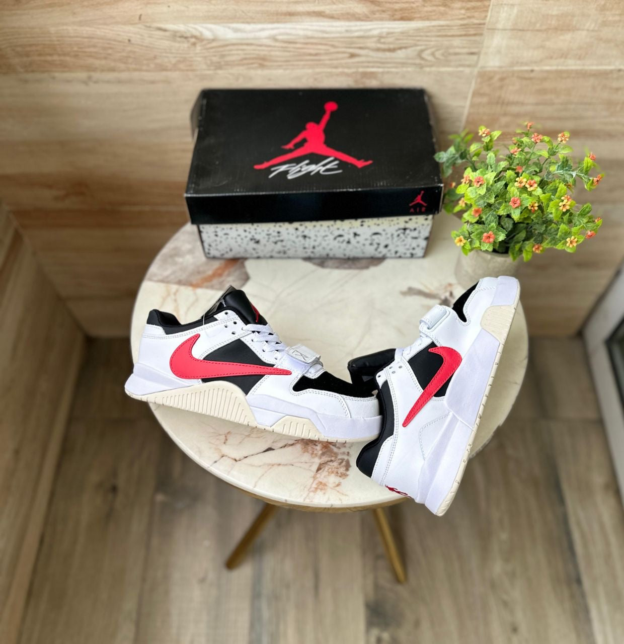 AIR JORDANS RETRO TRAVIS SCOTT CUT
THE CHECK UNIVERSITY RED