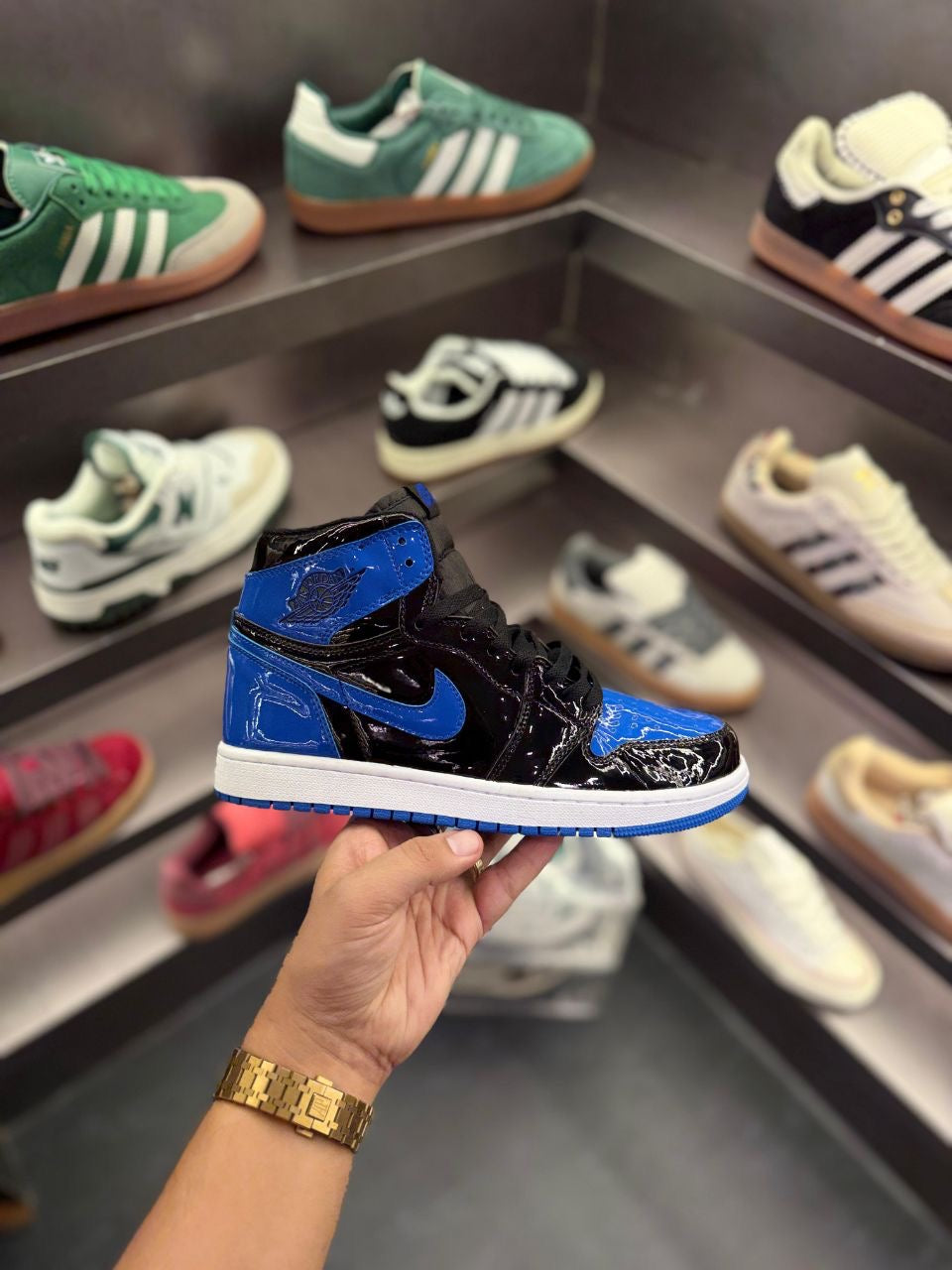 AIR JORDANS RETRO 1 PATENT ROYAL
BLUE