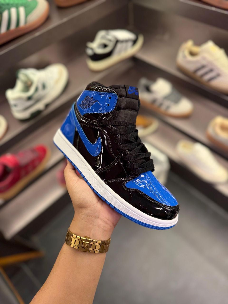 AIR JORDANS RETRO 1 PATENT ROYAL
BLUE
