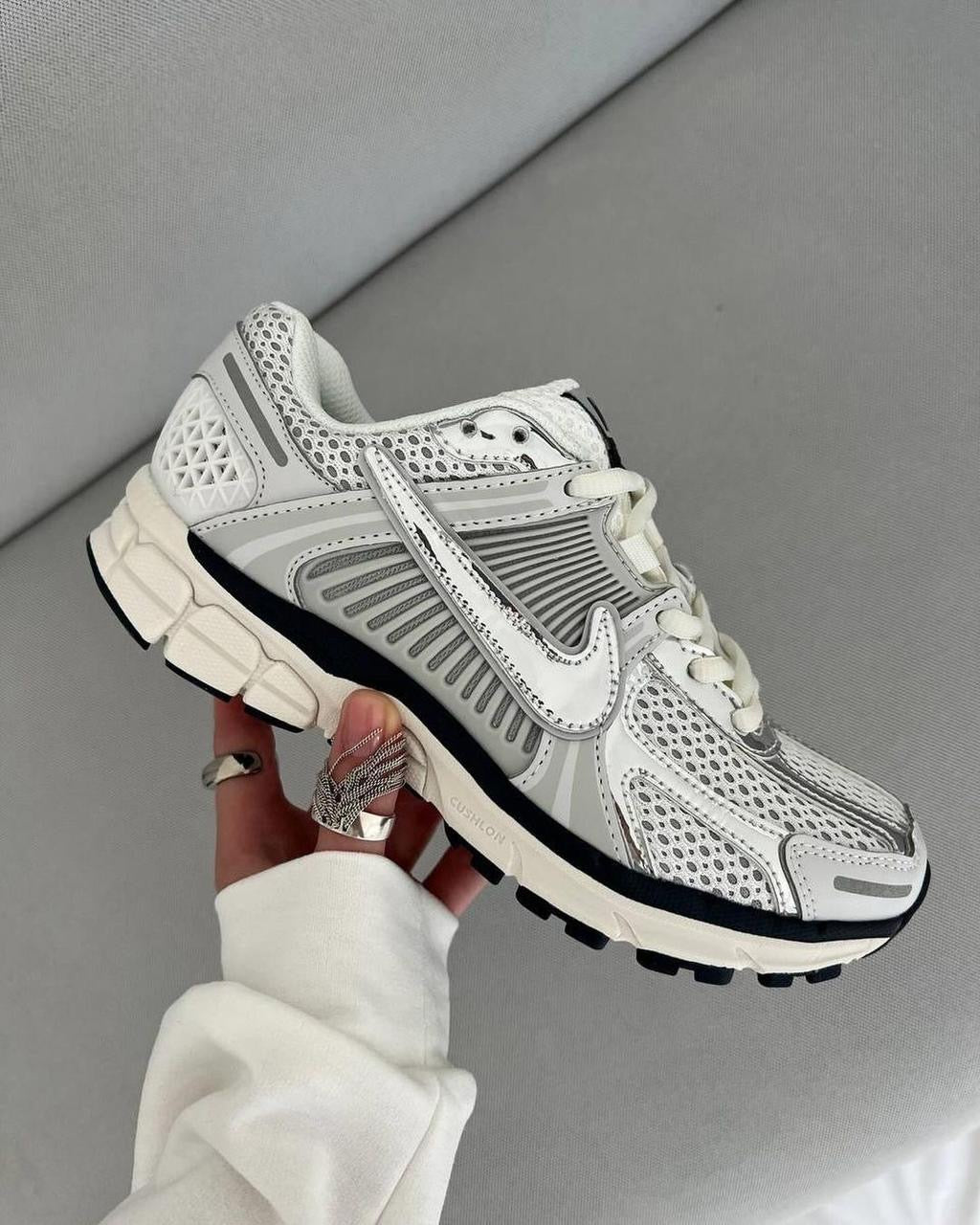 NIKE ZOOM VOMERO PHOTON DUST
SHOWROOM QUALITY