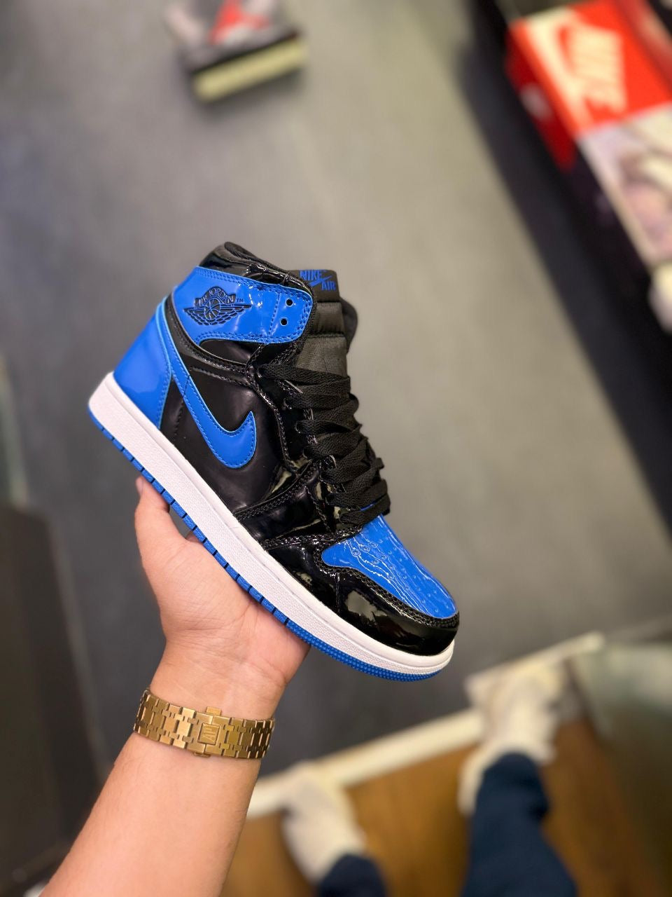 AIR JORDANS RETRO 1 PATENT ROYAL
BLUE