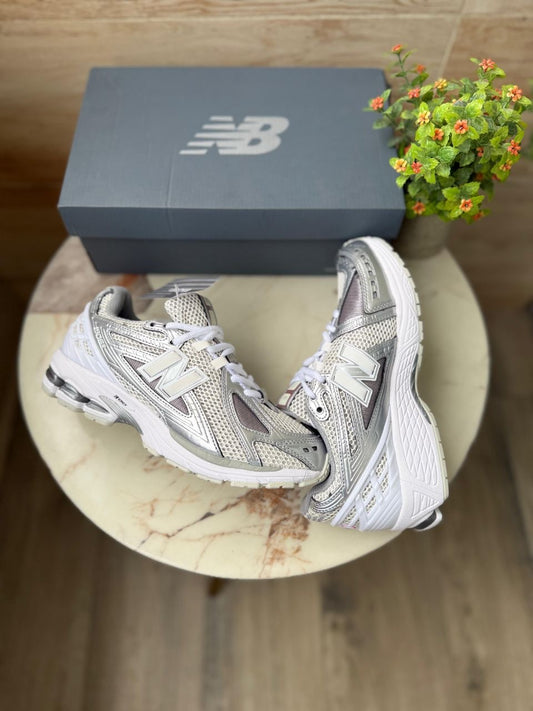 NEW BALANCE 1906 SILVER METALLIC
SHOWROOM QUALITY