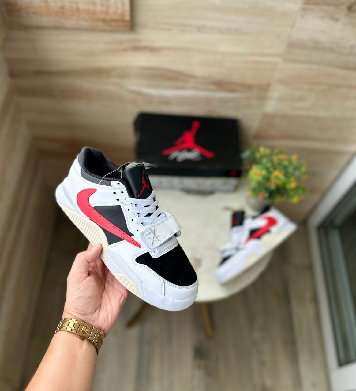 AIR JORDANS RETRO TRAVIS SCOTT CUT
THE CHECK UNIVERSITY RED