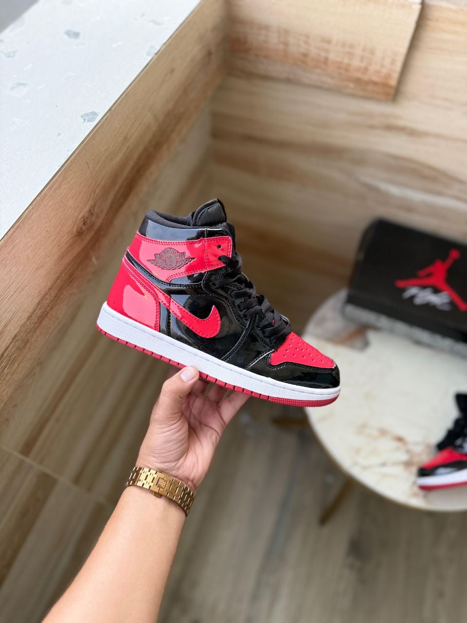 AIR JORDANS RETRO 1 PATENT BRED