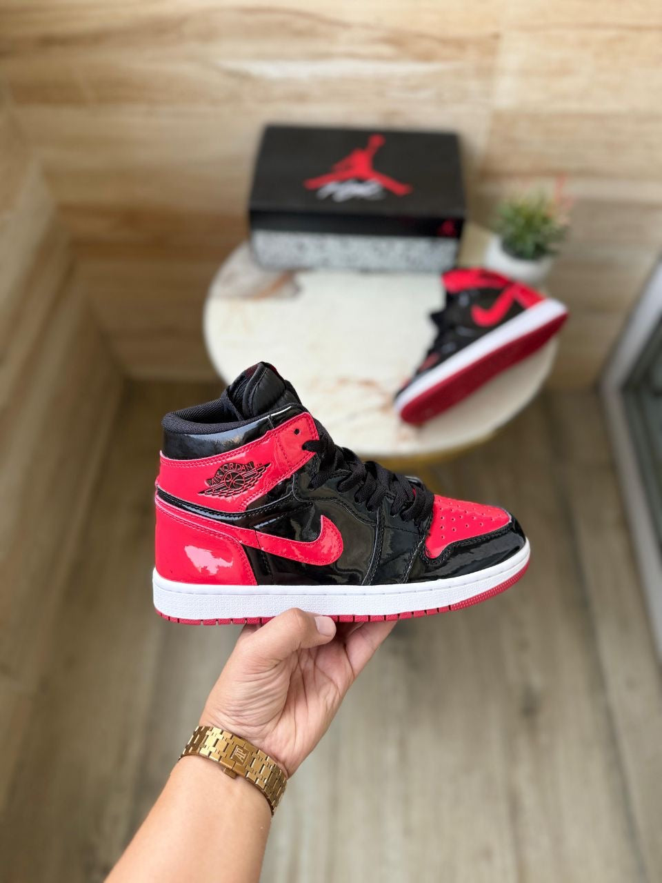 AIR JORDANS RETRO 1 PATENT BRED